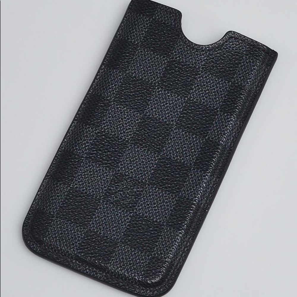 Authentic Louis Vuitton black & charcoal damier graphite iphone 4 hard case